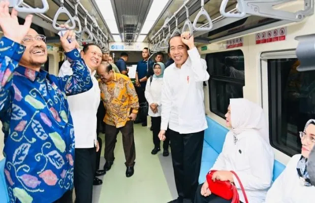 Presiden Joko Widodo naik usai  peresmian moda transportasi. (ist)