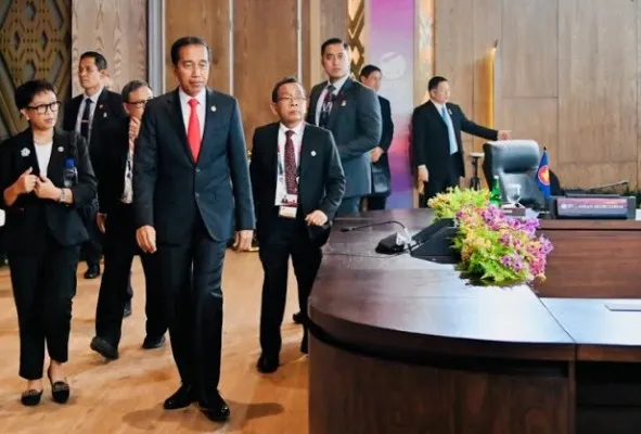 Presiden Jokowi saat akan bertemu pemuda ASEAN. (biropres)