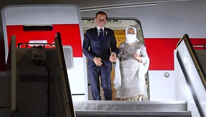 Presiden Jokowi dan Ibu Iriana saat tiba di abu dhabi.(biropres)