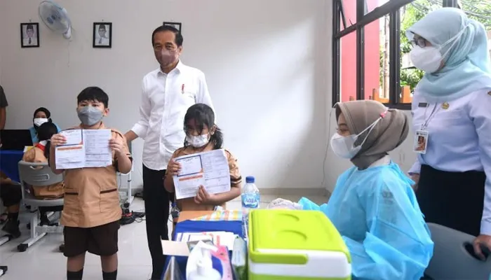 Presiden Joko Widodo saat tinjau vaksinasi anak. (biro pers)