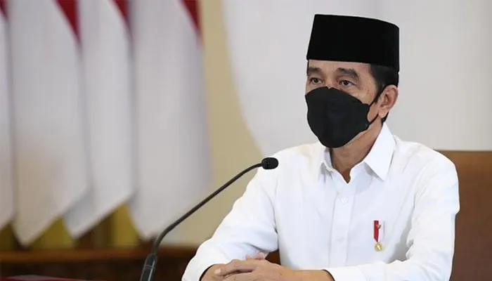 Presiden Joko Widodo mengenakan masker untuk mencegah penularan Covid-19. (foto biro pers)