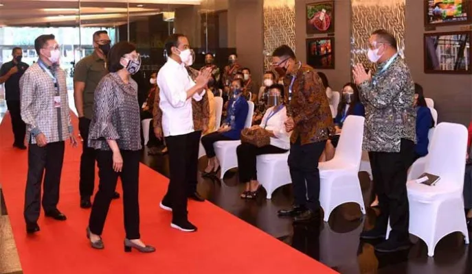 Presiden Joko Widodo dan Menkeu Sri Mulyani saat meninjau vaksinasi massal di Bursa Efek Indonesia. (ist)