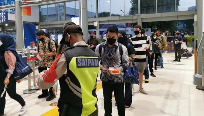 Suasana pemeriksaan persyaratan calon penumpang di Stasiun Pasar Senen.(Rika)