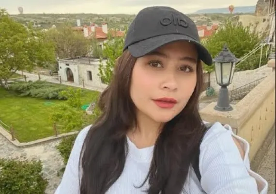 Prilly Latuconsina membeberkan jodoh idamannya di tengah isu kedekatanhya dengan Dikta mencuat. (Instagram/@prillylatuconsina)