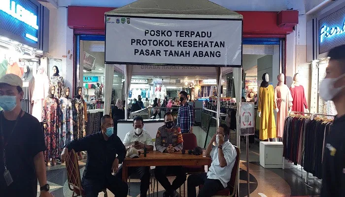 Petugas awasi prokes di Pasar Tanah Abang Jakpus (cr05)