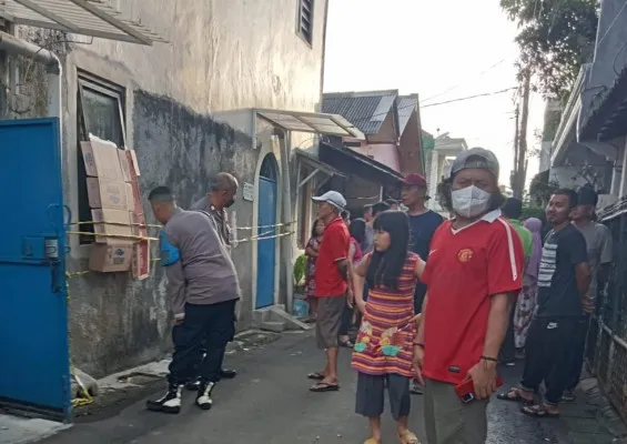 Pihak kepolisisan memasang galis polosi di tempat kejasian perkara (TKP) kasus bunuh diri seorang karyawan di Jalan Tembaga Raya, Kelurahan Bencongan, Kelapa Dua, Kabupaten Tangerang, pada Senin (4/2/2024)