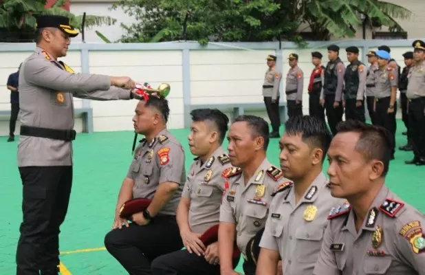 Ratusan personel Polres Metro Jakarta Barat mendapatkan kenaikan pangkat. (Ist)