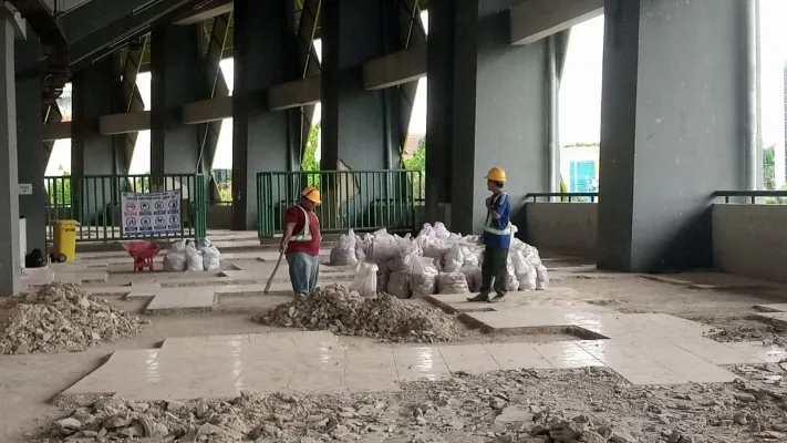 Pekerja saat melakukan renovasi di stadion patriot chandrabaga kota Bekasi. (Ihsan Fahmi).