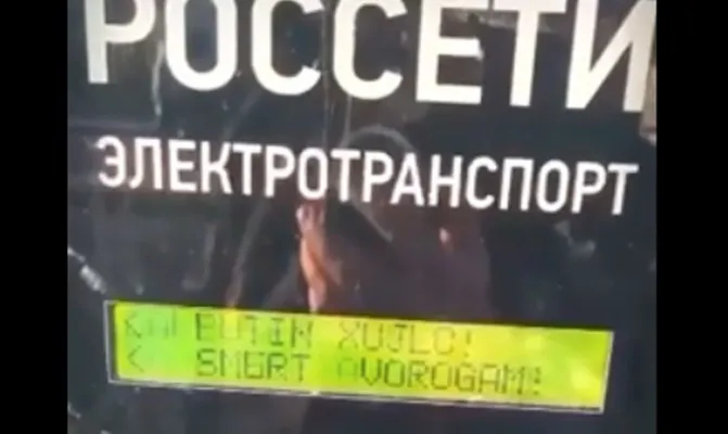 Berbagai protes dilancarkan warga dunia termasuk para hacker, dimana stasiun pengisian mobil listrik Rusia diretas dengan layar display terdapat tulisan 'Putin is a d*ckhead dan glory to Ukraine'. (Foto/tangkapanlayar-reddit@hey_kj)