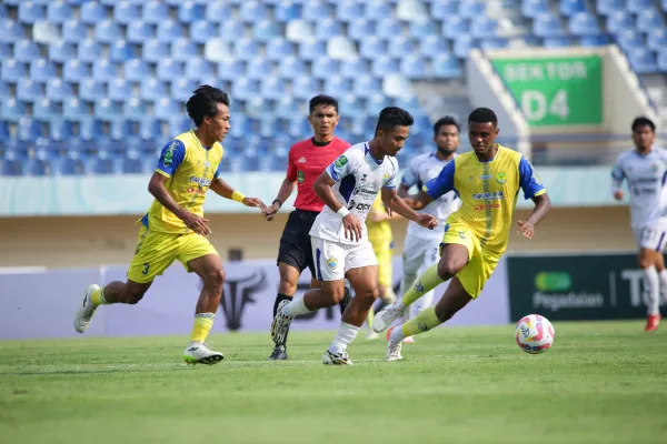 Pemain PSKC Cimahi, Hambali Tolib (putih) berupaya lepas dari hadangan para pemain Persikota Tanggerang dalam lanjutan Liga 2 2024-2025 di Stadion Si Jalak Harupat, Kabupaten Bandung pada Sabtu, 19 Oktober 2024. (Dok. PSKC Cimahi)