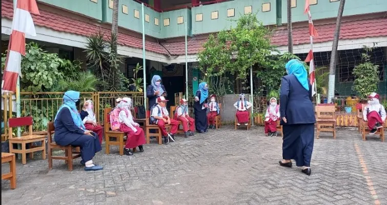 Siswa di SDN 15 Pagi Cengkareng Batat, Cengkareng, Jakarta Barat saat sedang menunggu jemputan oleh orang tua mereka. (CR01)).