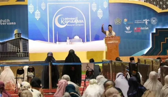 Menko Polhukam Mahfud MD saat mengisi ceramah sebelum Salat Tarawih di Masjid Istiqlal Jakarta. (ist)