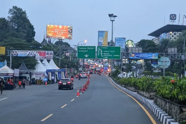 Arus lalu lintas di kawasan Puncak Bogor menjelang malam takbir. Lebaran Idul Fitri 2024. (Poskota.co.id/Panca Aji)