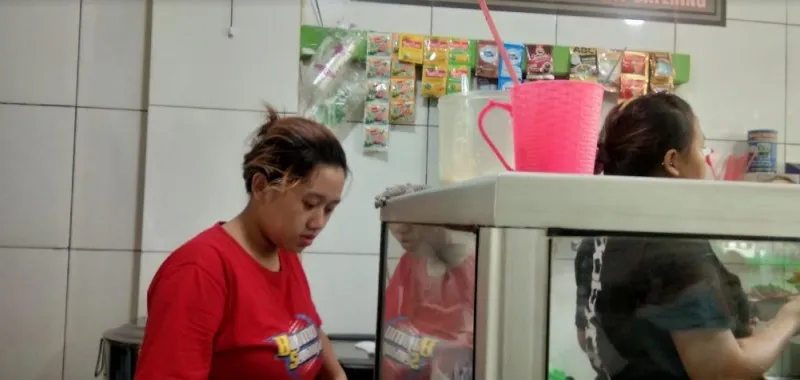 Pedagang warteg di Jalan Ir H Juanda, Kelurahan Pisangan, Kecamatan Ciputat, Kota Tangsel resah terhadap orang melakukan pungli untuk HUT Kemerdekaan RI. (foto: ridsha vimanda nasution)