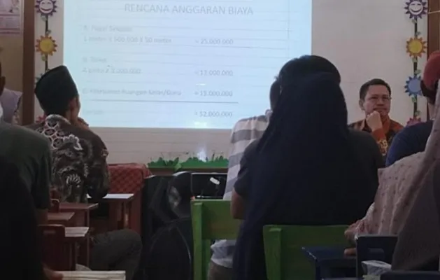 Pihak SDN Sidamukti 2 di Pandeglang saat melakukan rapat dengan wali murid. (Foto: Ist).