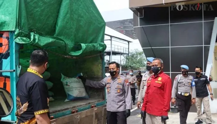 Kapolres Blitar AKBP Adhitya Panji Anom S.IK menunjukkan barang bukti truk yang berisi pupuk bersubsidi (Foto: Ari Poskota Jatim)