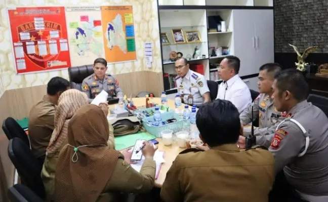 Kapolres Purwakarta AKBP Edwar Zulkarnaen pimpin rakor persiapan operasi ketupat Lodaya 2023 bersama Diskominfo dan Dishub Purwakarta.(Ist)