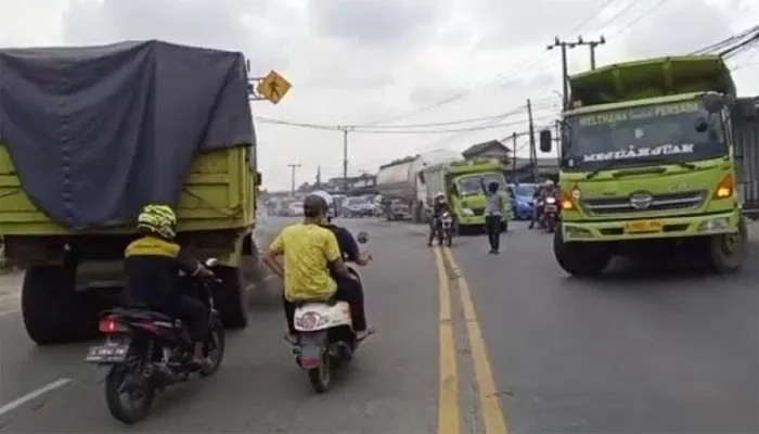 Petugas Dishub Kabupaten Tangerang sedang melakukan putar balik terhadap truk yabg melanggar jam operasional. (ist)