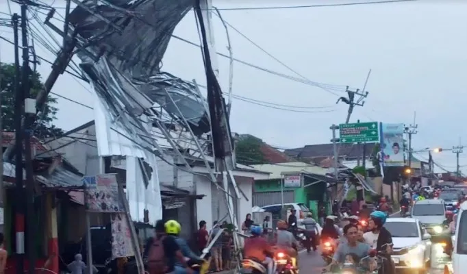 Bangunan rusak akibat bencana angin puting beliung di Pandeglang. (Foto: Ist).