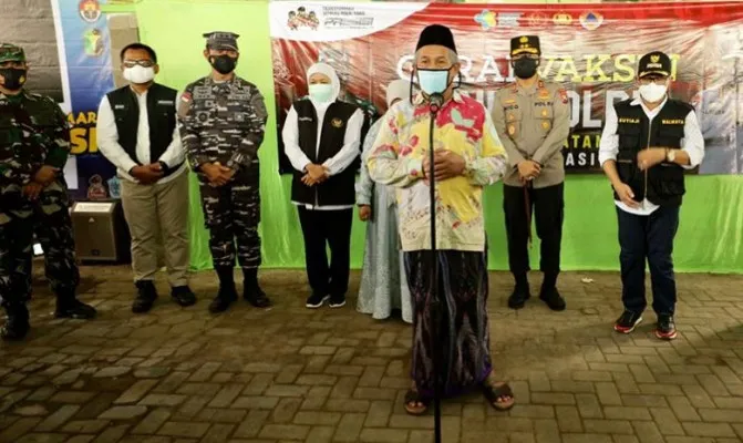 Ketua Pengurus Wilayah Nahdlatul Ulama (PWNU) Jatim sekaligus Pengasuh Ponpes Sabilurrosyad, KH Marzuqi Mustamar memberikan sambutan bahwa vaksinasi itu halal.(Foto/pwnu)