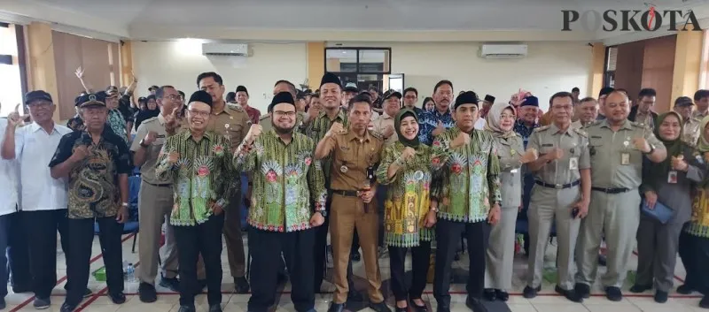 Camat Jagakarsa Santoso didampingi Ketua Dewan Kota Administrasi Jakarta Selatan, KH. DR. Sayid Qutub, MA, AL Hafizh berserta para unsur SKPD dan lapisan masyarakat .(angga)