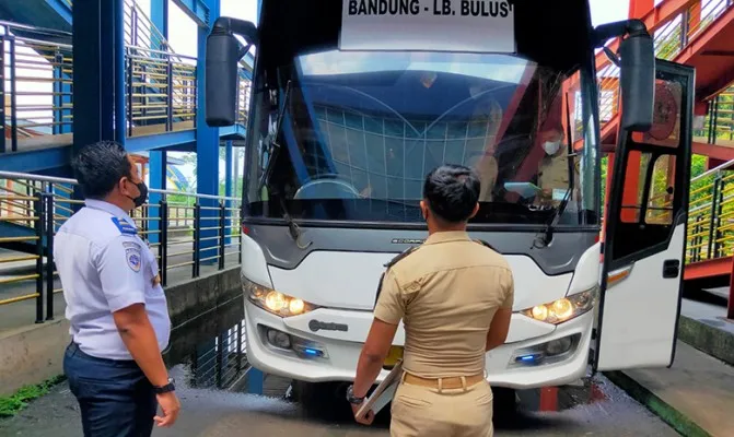 Pastikan kelayakan bus, jelang Nataru Dishub Tangsel gelar Ramp Check. (Foto/dishub)