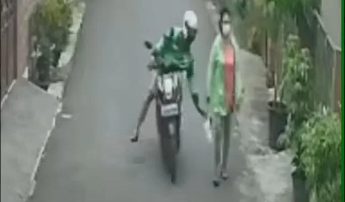 Seorang wanita pejalan kaki menjadi korban penjambretan di kawasan Kebon Jeruk Jakarta Barat. (Tangkapan Layar).