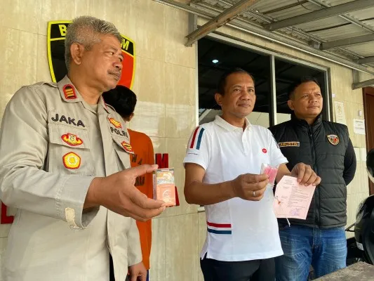 Polisi saat menunjukan barang bukti dari penangkapan pengedar narkoba di Kabupaten Tangerang. (Dok: Humas Polresta Tangerang)