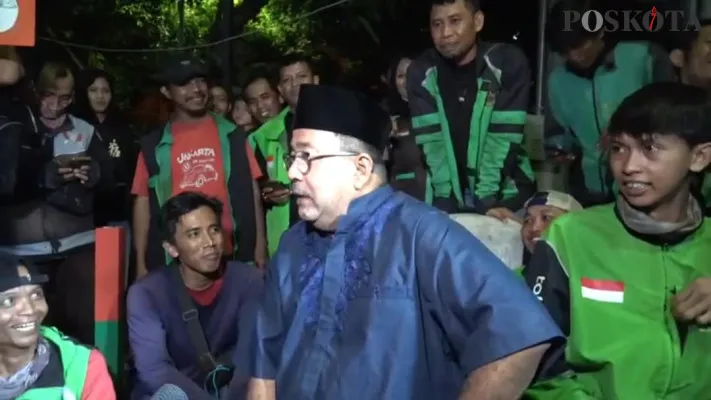 Calon Wakil Gubernur Jakarta, Rano Karno saat bertemu para driver ojol di pisang goreng Bu Nanik di Tanjung Duren, Grogol Petamburan, Jakarta Barat pada Senin, 2 September 2024 malam. (Poskota/Pandi Ramedhan)