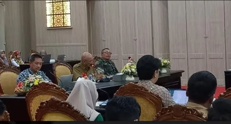 Asisten Perekonomian dan Pembangunan Sekda Provinsi Banten M Yusuf saat memimpin High Level Meeting Tim Pengendali Inflasi Daerah (TPID) Provinsi Banten di Pendopo Gubernur Banten. (ist)