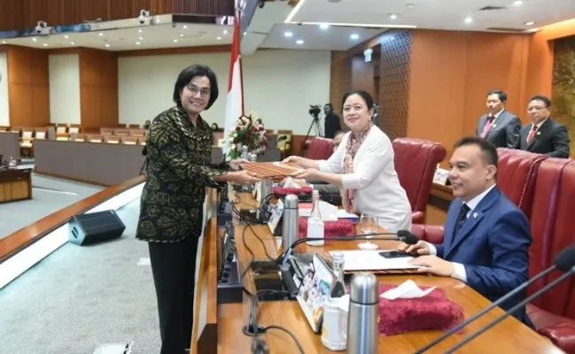 Menkeu Sri Mulyani saat menyerahkan  KEM PPKF dan RAPBN 2024 ke Ketua DPR Puan Maharani. (ist)