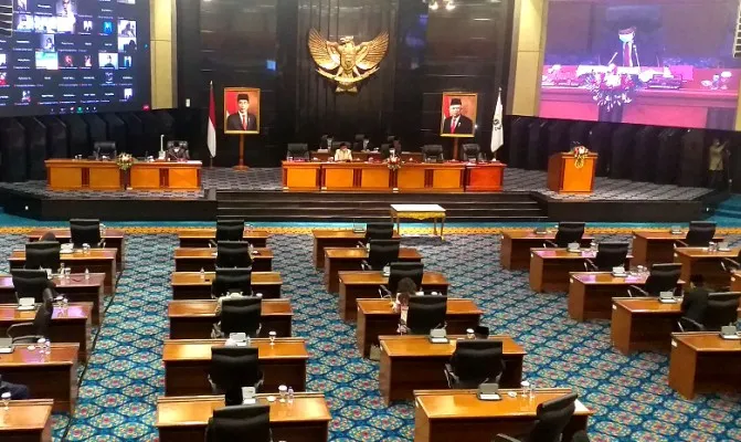 Sidang paripurna Raperda Pertanggungjawaban APBD DKI 2020 , diwarnai aksi penolakan dari fraksi PDIP dan PSI. (Foto/deny)