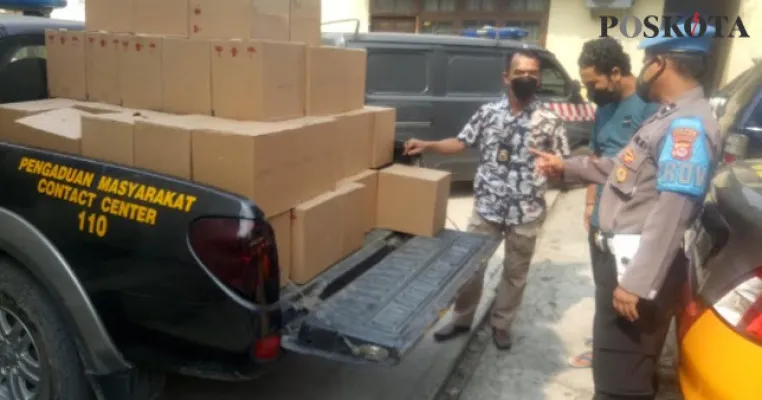 Personil unit reskrim saat mengamankan barang bukti miras. (rahmat haryono)