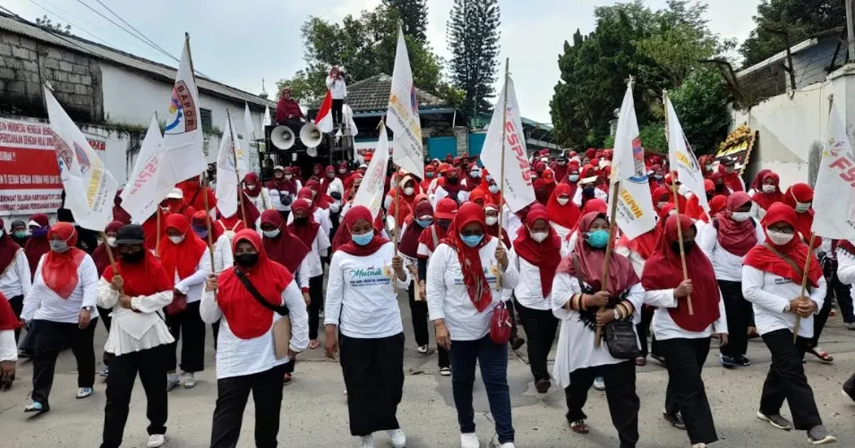 Ratusan emak-emak yang tergabung dalam SPE-FSPASI PT. Cresyn ini melakukan aksi unjuk rasa dengan tuntutan uang PHK dibayarkan sesuai ketentuan. (Billy)