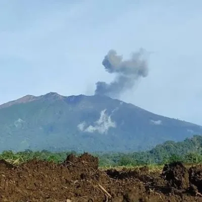 Gunung Raung meletus. (Instagram/@jakata.ku)