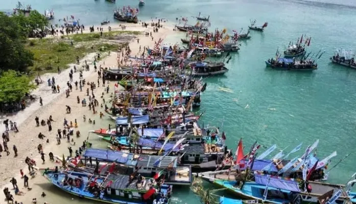 Ratusan nelayan di Panimbang Pandeglang saat mengikuti pesta laut. (Dok. HNSI)