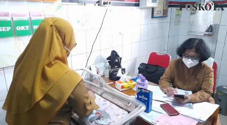 Tenaga medis memeriksa  kondisi bayi yang ditemukan di kolong meja (Panca)