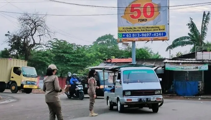 Satpol PP Kabupaten Bogor saat razia PKL.(Ist)