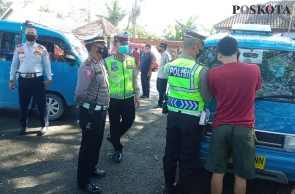 Satlantas Polres Lebak dan petugas Dishub saat melakukan razia gabungan.(samsul)