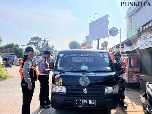 Dishub Kabupaten Tangerang saat melakukan razia kendaraan overload dan tidak memiliki KIR pada Selasa, 14 Mei 2024. (Poskota.co.id/Veronica Prasetio)