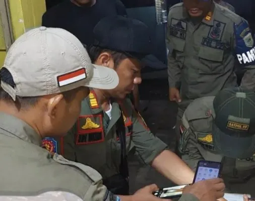 Petugas Satpol PP Pandeglang saat melakukan giat razia miras. (Foto: Ist).