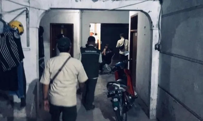 Petugas gabungan satpol PP kota Bekasi saat melakukan razia yustisi. (Ist).