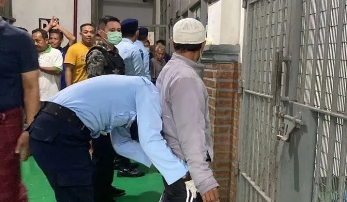 Petugas Rutan bersama Kepala KPR Nu'man Fauzi menggeledar razia, satu persatu badan napi dan kamar blok hunian diperiksa. (Ist)