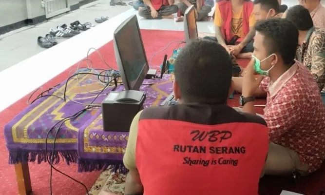 Petugas Disdukcapil Kota Serang saat melakukan perekaman E-KTP di Rutan Serang (ist)