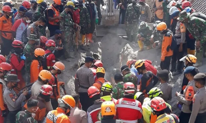 Relawan FGI Bekasi bantu warga terdampak erupsi Gunung Semeru, gelar berbagai kegitan serta salurkan bantuan. (Foto/fgibekasi)