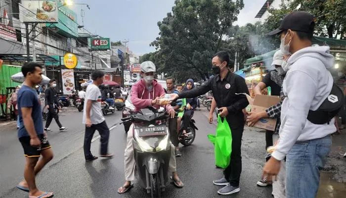 Relawan Lanmudi yang membagikan takjil saat acara deklarasi di depan Pasar PSPT Tebet, Jaksel (CR07))