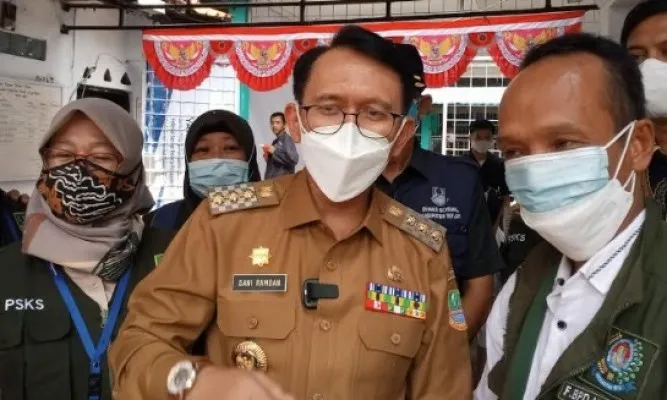 Pj Bupati, Dani Ramdan saat menghadiri bantuan Retribusi Bantuan Sosial untuk Organisasi Sosial Yayasan ODGJ Al Fajar Berseri, (Ist)