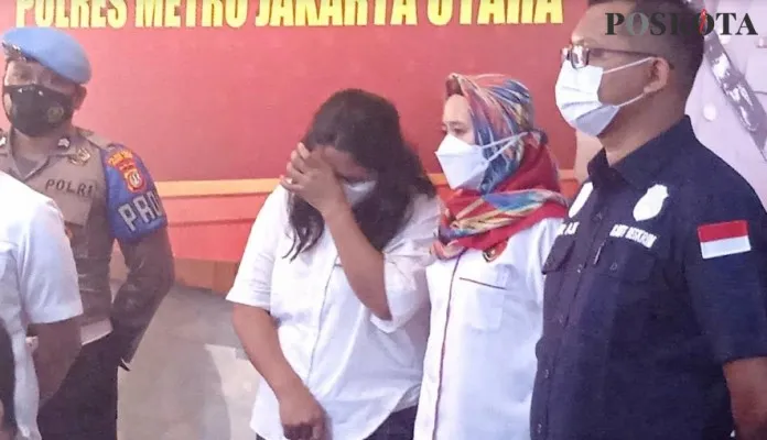 Tersangka penyuntik vaksin kosong di Sekolah IPEKA Pluit Timur terus menangis saat dihadapkan ke awak media di Mapolres Metro Jakarta Utara. (yono)