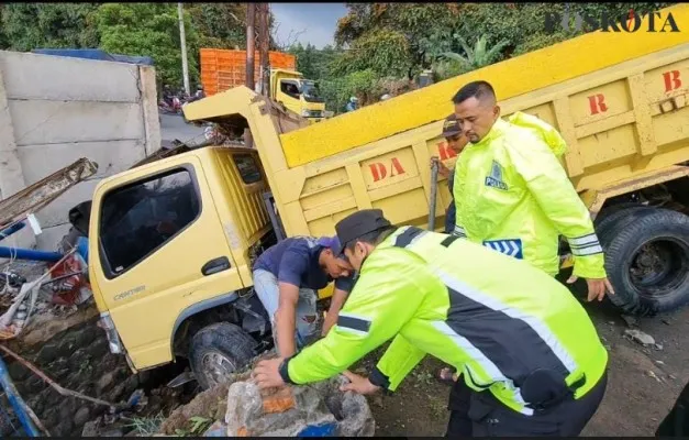 Evakuasi truk tabrak pagar Kantor Unit Laka Lantas sektor Cileungsi (Panca)