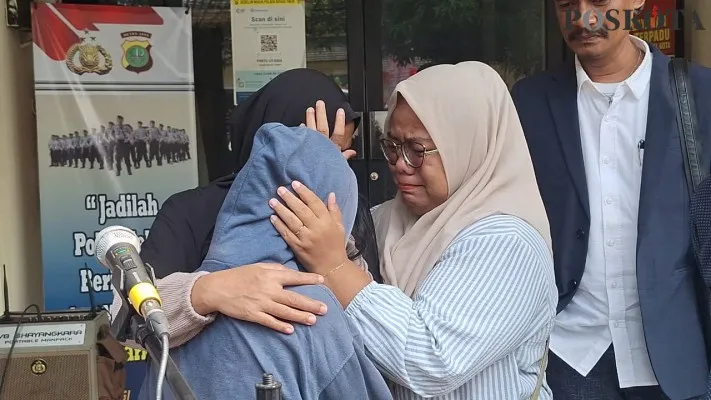 Keluarga memeluk remaja berinisial F (15) di halaman Polsek Rawalumbu seusai hilang selama hampir satu bulan. (Poskota.co.id/Ihsan Fahmi)